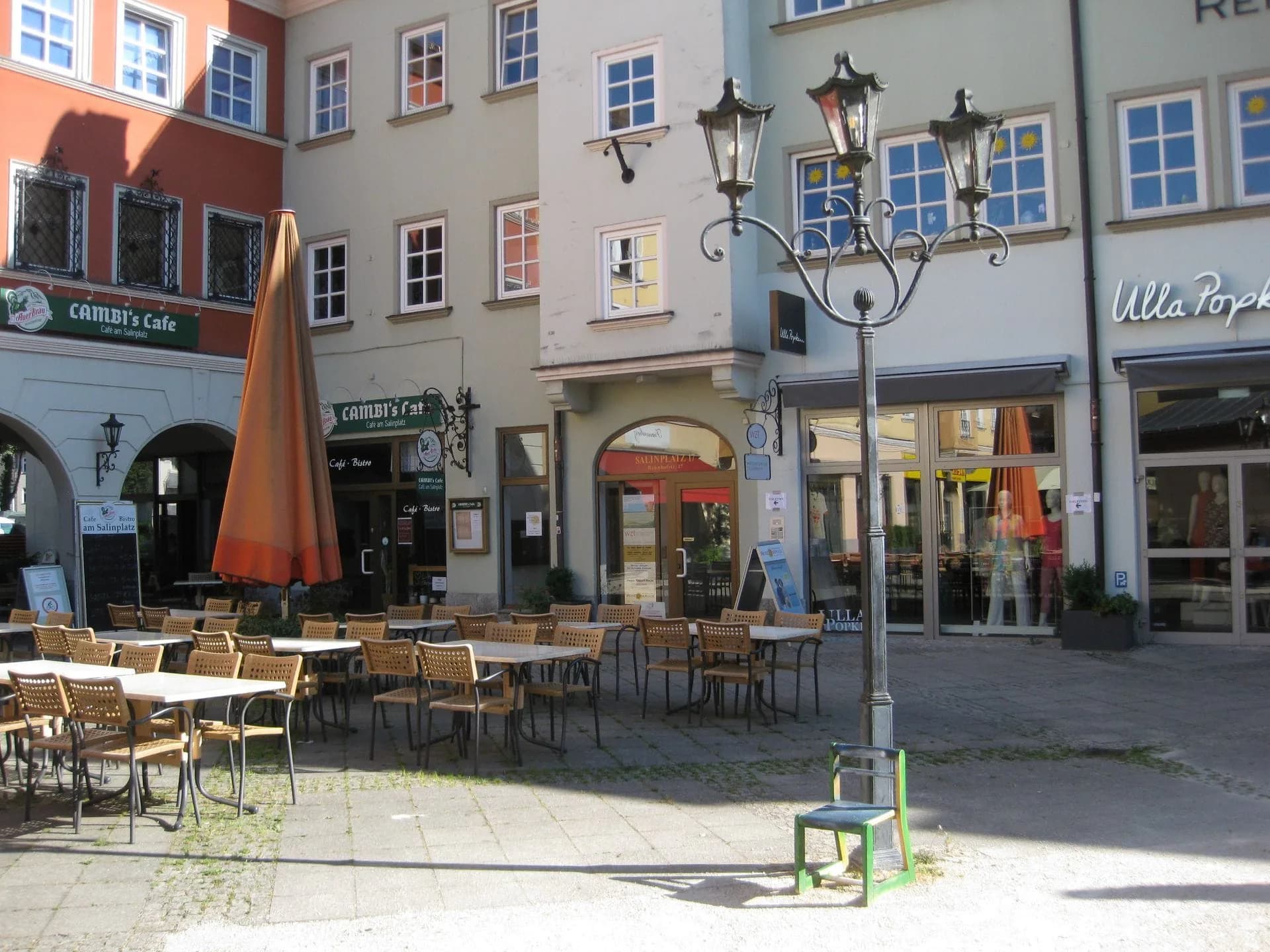 Hausansicht der Praxis an einem Marktplatz