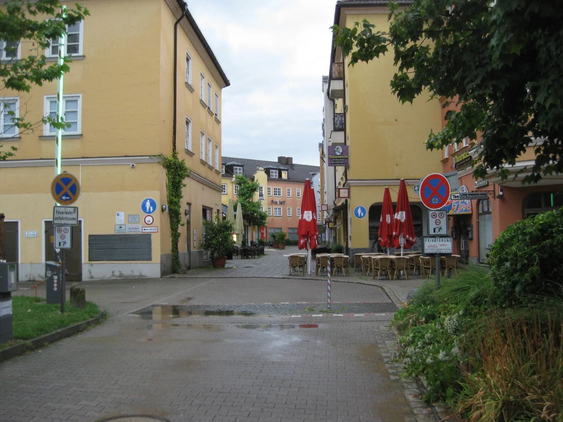 Zufahrt zum Gelände der Praxis